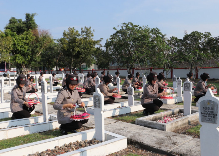 Hari Jadi ke-77, Polwan Kebumen Ziarah Makam Pahlawan