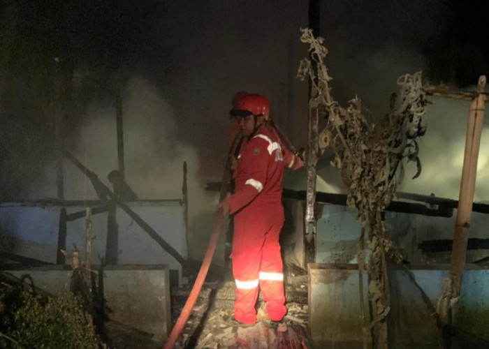 Akibat Korsleting Listrik, Rumah Kyai Akhmadi di Desa Cibenying Cilacap Terbakar Habis