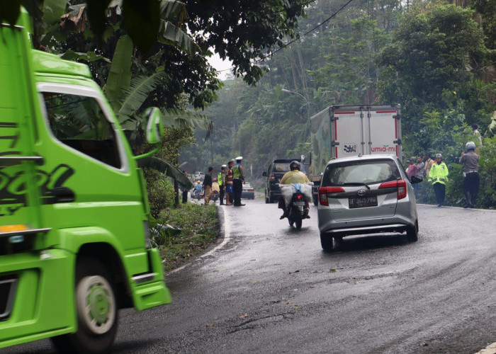 Truk Terguling di Bayeman Berhasil Dievakuasi, Arus Lalu Lintas Kembali Normal