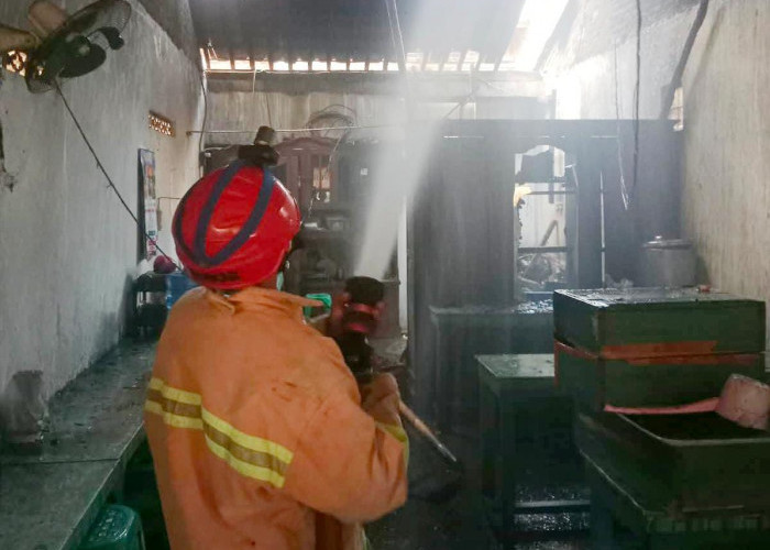 Diduga Akibat Korsleting, Ruko Bakso di Binangun Cilacap Terbakar