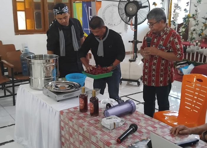 Baksos Hingga Pelatihan Pembuatan Anggur Rosela Warnai HUT ke-44 PKB GPIB di Cilacap