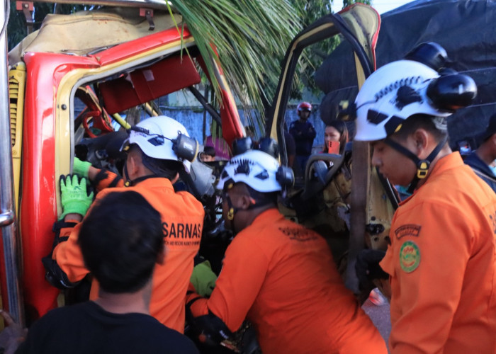 Kecelakaan Truk di Menganti Cilacap, Dua Korban Dievakuasi dalam Kondisi Terjepit