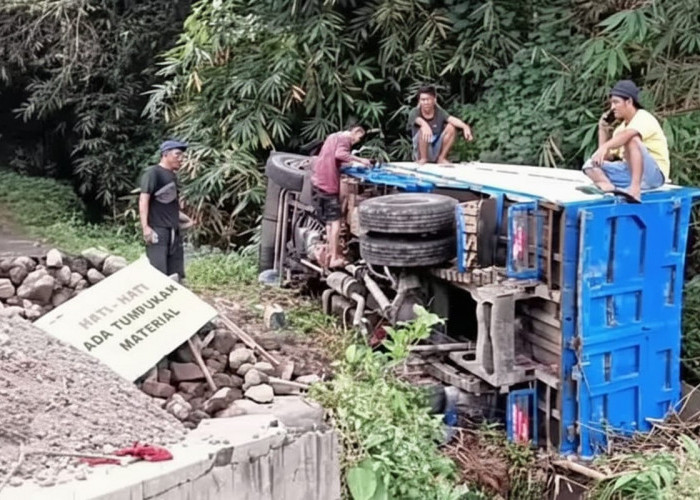 Tak Kuat Menanjak, Truk Muatan Proyek Terguling di Cilongok