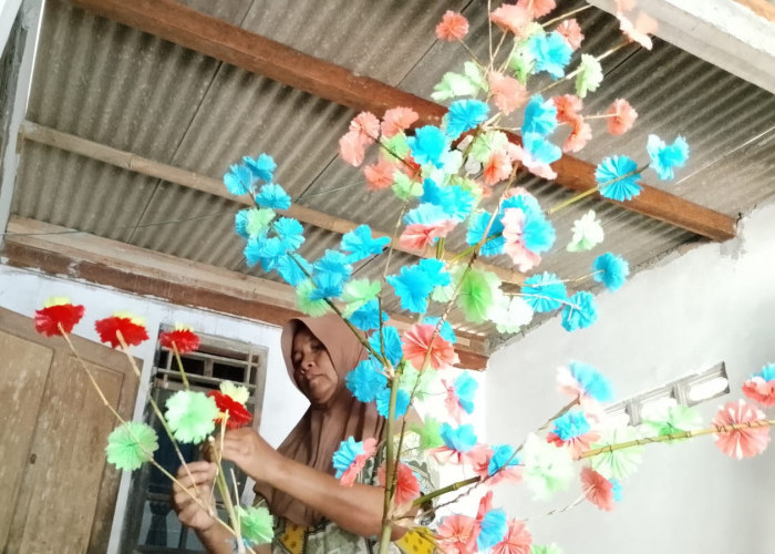 Bunga Plastik Semarakkan HUT RI di Tambak, UPKP Banyumas Ingatkan Warga Kelola Sampah