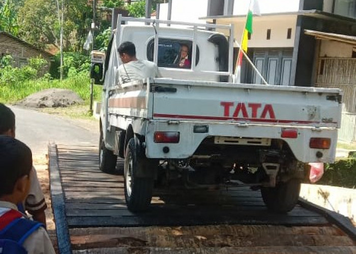 Jembatan Darurat di Jalan Kabupaten Ruas Kamulyan-Watuagung Selesai, Kendaraan Roda Empat Bisa Lewat