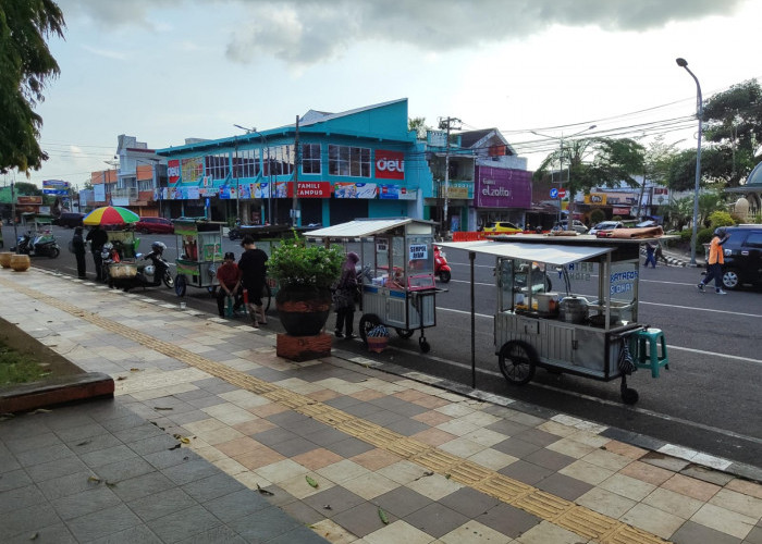 Pedagang Kaki Lima Ogah Tinggalkan Alun-Alun