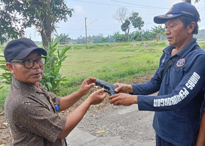 Geger! Penemuan Pistol di Desa Karangkemiri oleh Petugas Dinhub Purbalingga