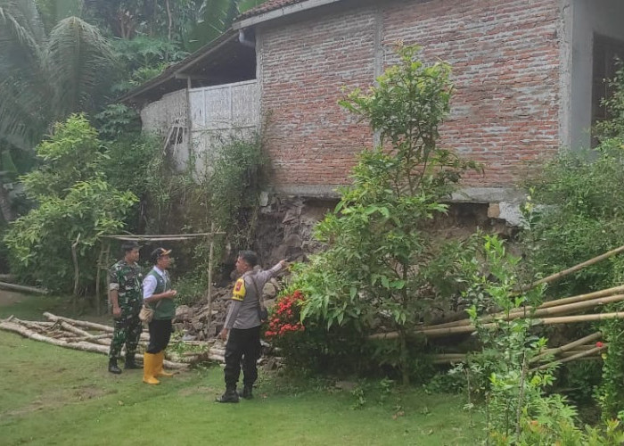 Turap Longsor di Gandrungmangu Ancam Satu Rumah, Warga Pilih Mengungsi