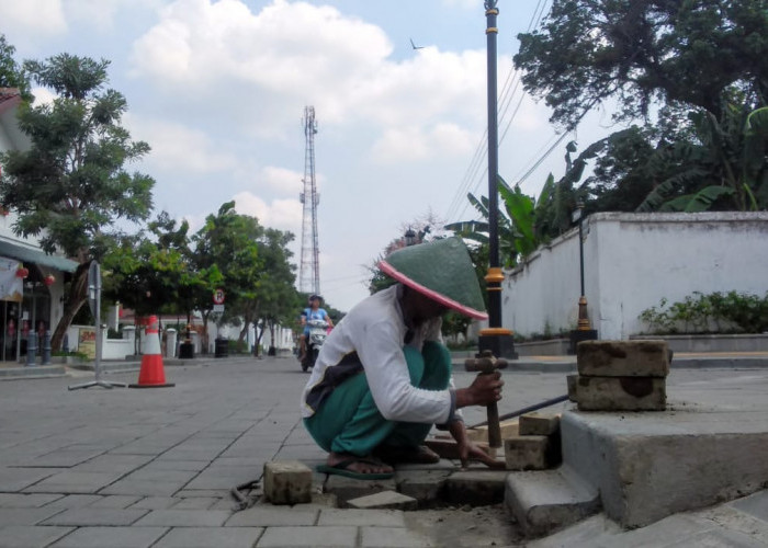 Paving di Banyumas Kota Lama Turun, Kontraktor Lakukan Perbaikan