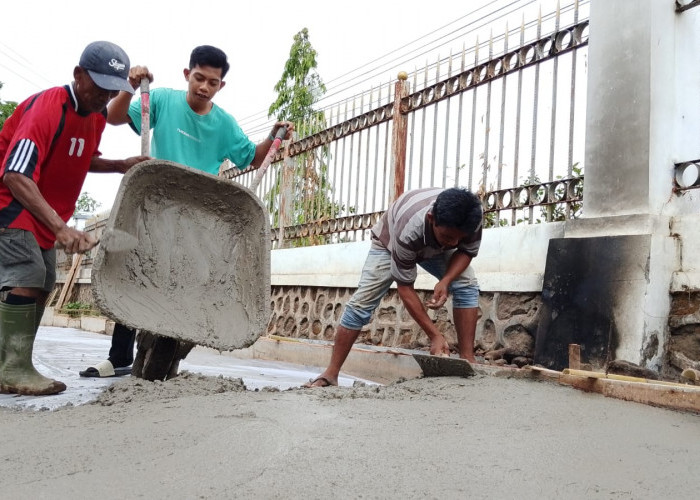 Warga Sumpiuh Banyumas Perbaiki Jalan Rusak, Donasi Rp50 Juta Atasi Kerusakan Dekat Pasar