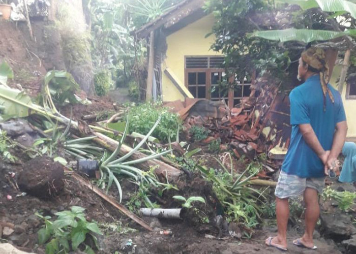 Bencana Longsor, Tebing Timpa Rumah Warga di Jeruklegi, Cilacap 