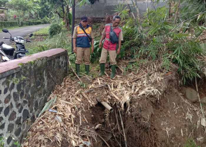 Longsor Ancam Pondasi Jembatan Selanegara-Bogangin