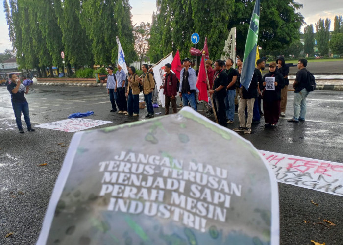 Hujan Deras Tak Surutkan Aksi, 25 Mahasiswa Purbalingga Tuntut Kesejahteraan Buruh