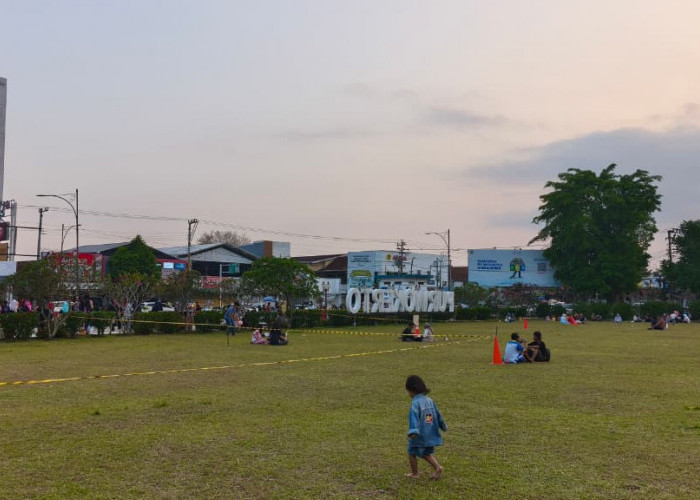 Rumput Alun-alun Purwokerto Dirawat Saat Kemarau, Warga Diminta Hindari Area yang Dipasang Safety Line