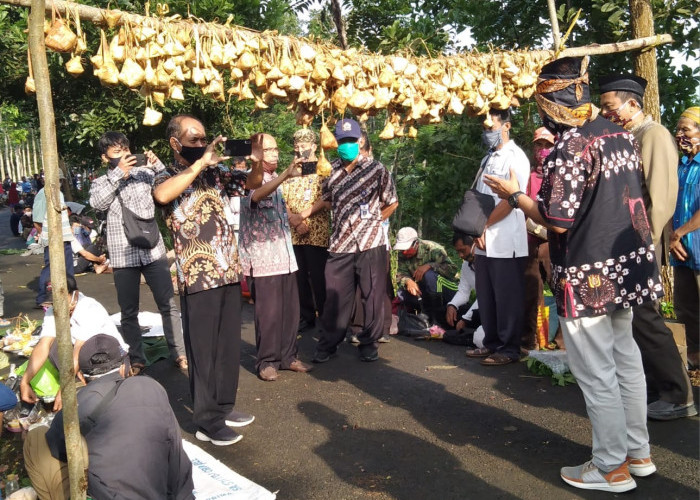 Warga Cilacap Barat Gelar Tradisi Sedekah Kupat, Tradisi 500 Tahun untuk Tolak Bala