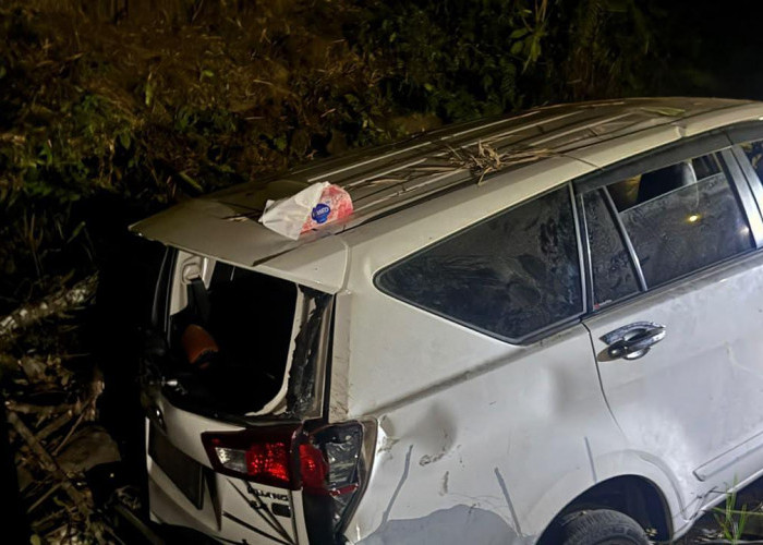 Tak Kuat Menanjak, Mobil Rombongan Takziah Asal Gandrungmangu Cilacap Terperosok ke Sungai di Purbalingga