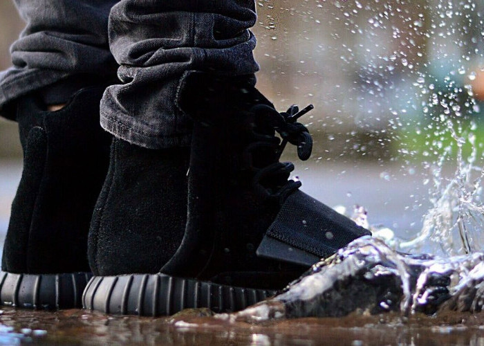 10 Cara Merawat Sepatu di Musim Hujan, Agar Tetap Awet Apapun Bahannya!