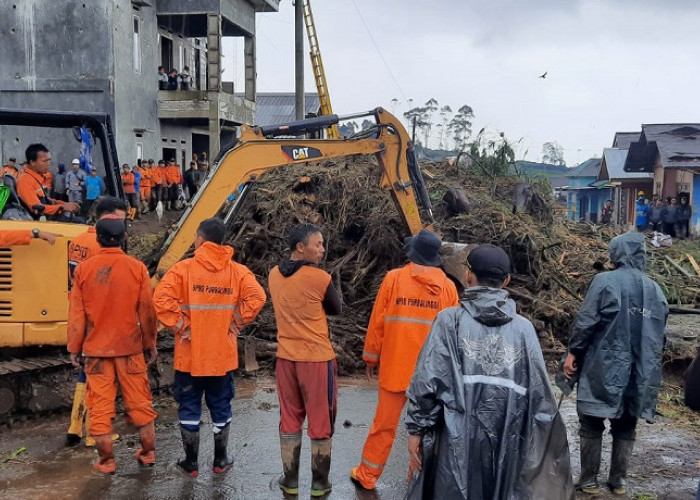 Hampir Dua Jam, Pembersihan Jalan Karena Material Sisa Banjir Belum Rampung, Ini Penyebabnya