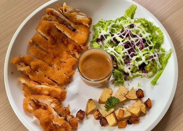 Lezatnya Crunchy Chikn’ Steak Berpadu Saus Gurih ala Titik Mula Coffee & Eats