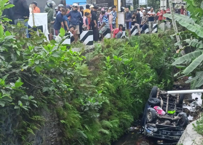 Rem Blong, Toyota Kijang Masuk ke Dalam Sungai di Desa Babakan