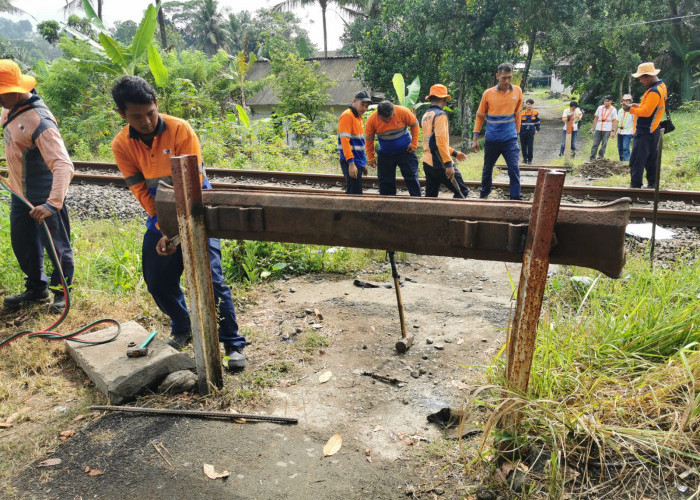Perlintasan Liar di Jalur Kawunganten - Jeruklegi Cilacap Ditutup