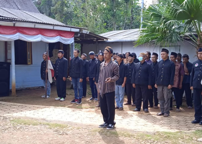 Penganut Adat Jawa di Kecamatan Sumpiuh Gelar Upacara HUT RI