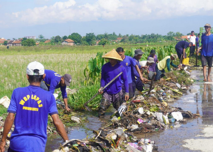 Belasan Warga Binaan Asimilasi Bersihkan Saluran Irigasi Petani di Pamijen