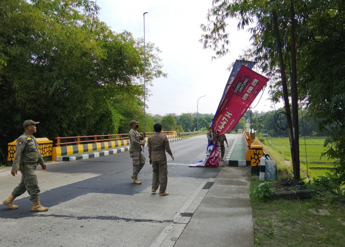 Satpol PP Tertibkan Reklame Liar di Banyumas, Puluhan Spanduk dan Banner Dicopot