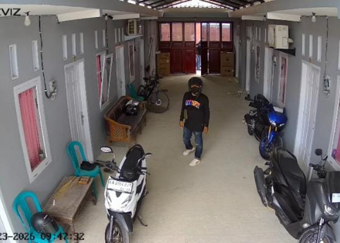 Pencuri Sasar Rumah Kos di Purwokerto, Dua Pria Terekam CCTV Bawa Kabur Barang Berharga