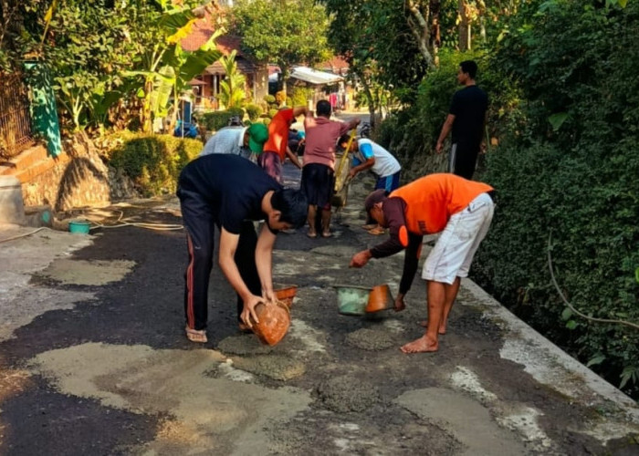 Warga Kejawar Banyumas Perbaiki Jalan Rusak Swadaya, Jalur Berlubang Sering Memicu Kecelakaan Pengendara
