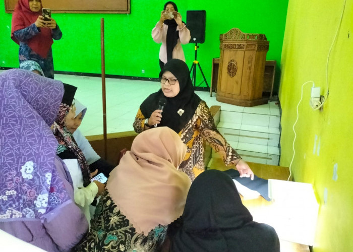 Dosen Universitas Amikom Purwokerto Latih Penggunaan Mini Studio Photobox UMKM Purwanegara