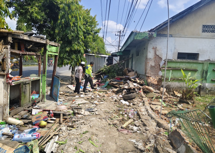 Bus Sugeng Rahayu Tabrak Warung, Dua Meninggal, Sopir Diduga Kehilangan Kesadaran Saat Mengemudi