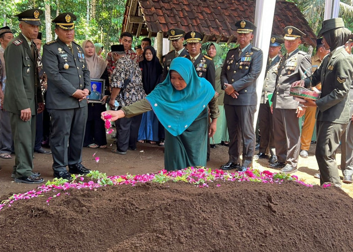Suasana Haru Iringi Pemakaman Kopda (Anumerta) Amin Nurohman