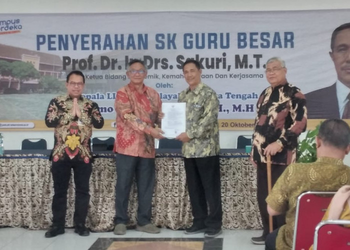 Prof Sakuri Wakil Ketua STT Wiworotomo Terima SK Guru Besar dari LLDIKTI Wilayah VI 