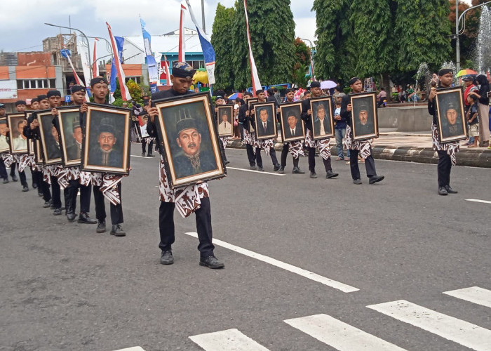 Diawali Pahargyan Agung, Kirab Pusaka Keliling Lingkar Alun Alun Berjalan Khidmat