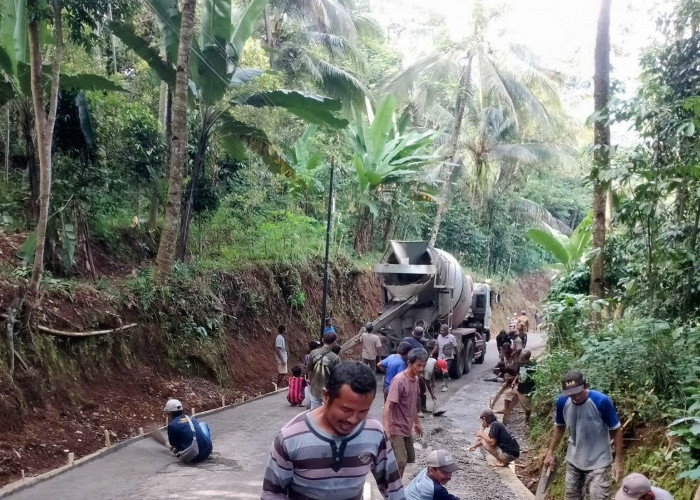 Warga Rancamaya Kompak Bangun Bahu Jalan Secara Swadaya
