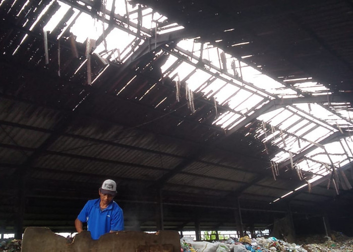 TPST Sumpiuh Tunggu Perbaikan Lanjutan Atap Rusak