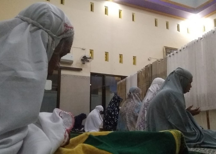 Gerhana Bulan Total, Umat Islam di Tambak Salat Jamaah dan Do'a Kedamaian Indonesia