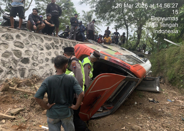 Travel Pemudik Lampung Terjungkir di Kemranjen Banyumas, Enam Orang Luka