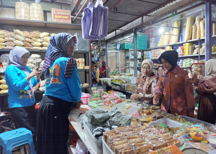 Bupati Ajak PNS Geliatkan Ekonomi Pasar Rakyat