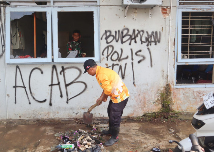 Puluhan Personel Dikerahkan Bersihkan Sisa Puing di Kantor Setda Bupati 