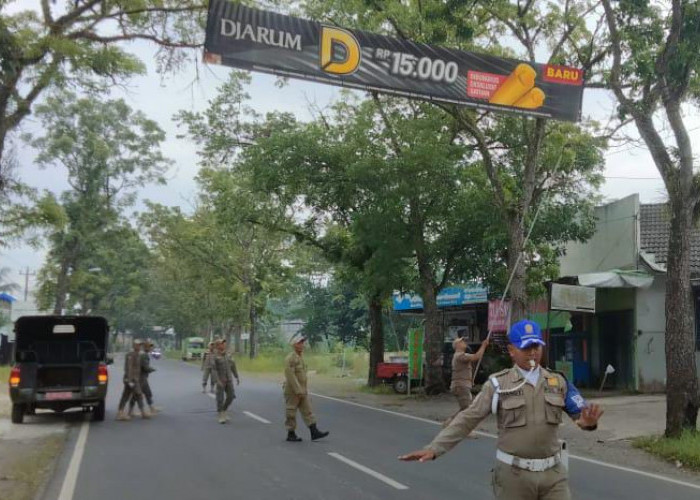 Satpol PP Temukan Reklame Melanggar Aturan, Didominnasi Iklan Rokok