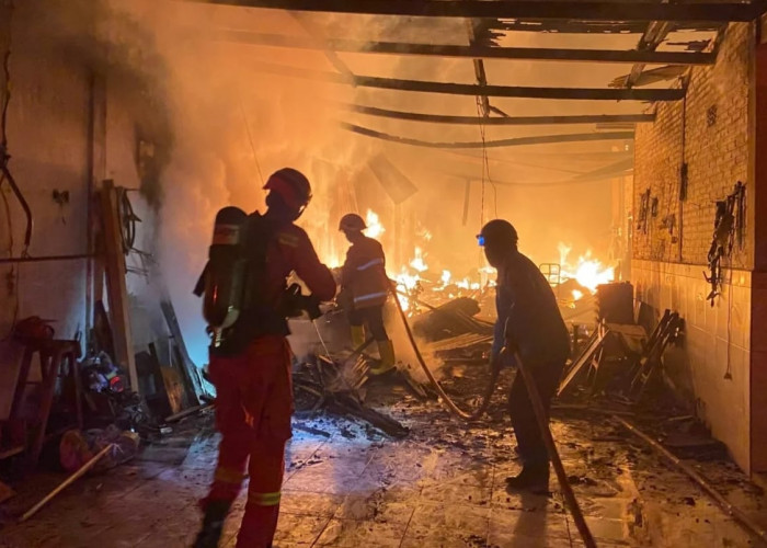 Kebakaran Gudang di Purwareja Klampok Diduga Korsleting Listrik, Petugas Damkar Dilarikan ke Puskesmas