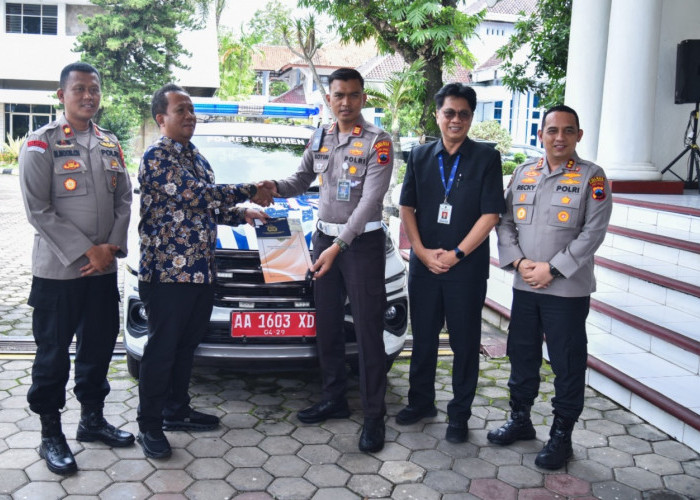 Pemkab Kebumen Serahkan Hibah 2 Unit Mobil untuk Polres 