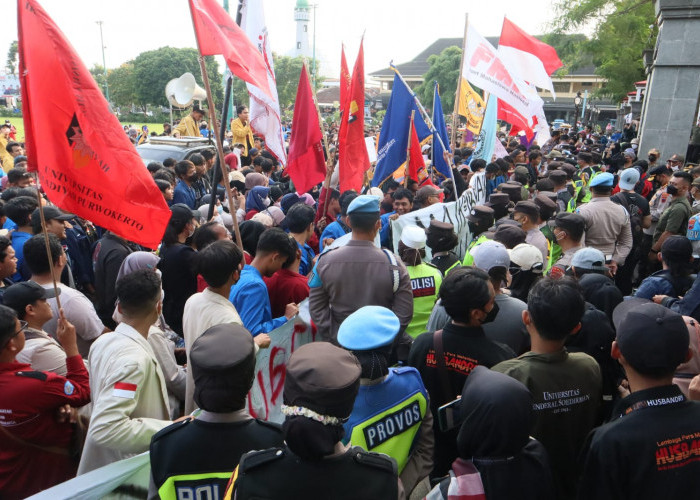 Dari Aksi Mahasiswa di Depan Kantor Bupati Banyumas, Sebut Rakyat Ditipu Jokowi, Tolak Kenaikkan Harga BBM