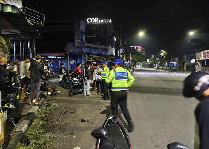 Diduga Terobos Lampu Merah Dua Motor dan Mobil Tabrakan di Simpang Srimaya, Empat Pelajar Luka Ringan 