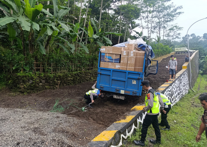 Rem Blong, Truk Bermuatan Barang Elektronik Masuk ke Jalur Penyelamat di Karangreja