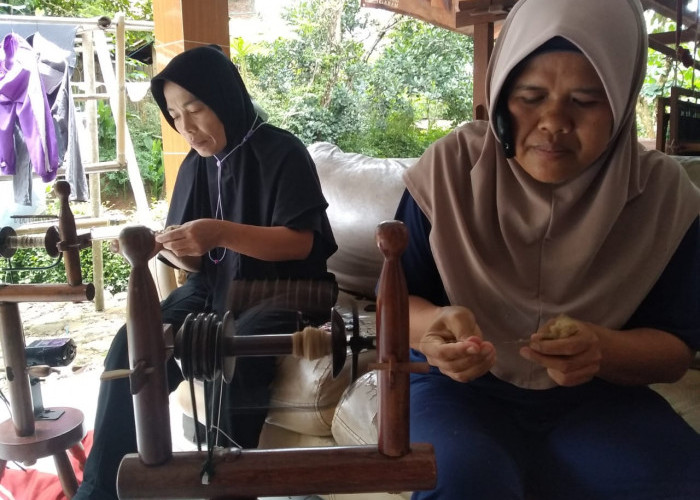 Perajin Serius Tekuni Pintal Sutera Attakas