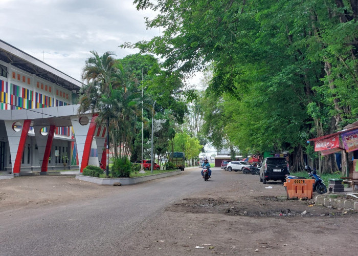 Pedagang Berharap Tetap Berjualan Area Stadion Chandradimuka