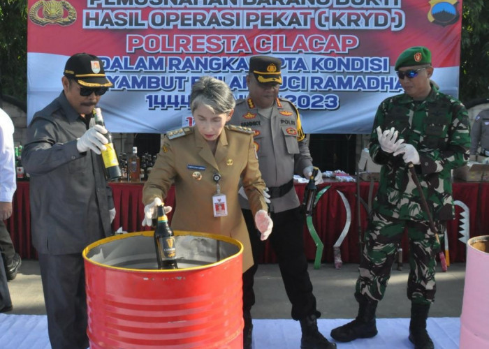 Ratusan Botol Miras serta Ribuan Petasan Hasil KRYD Dimusnahkan